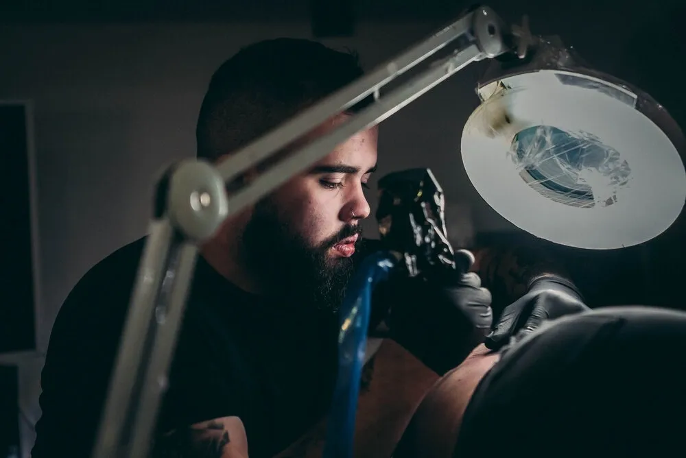Burg tattooing a client
